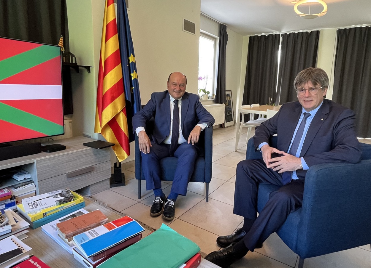 El presidente del EBB del PNV, Andoni Ortuzar, y el expresident Carles Puigdemont se reúnen en Waterloo. PNV.