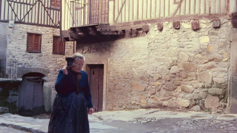 Imagen de la Moza de Ánimas recorriendo al atardecer La Alberca en Salamanca. laalberca.com
