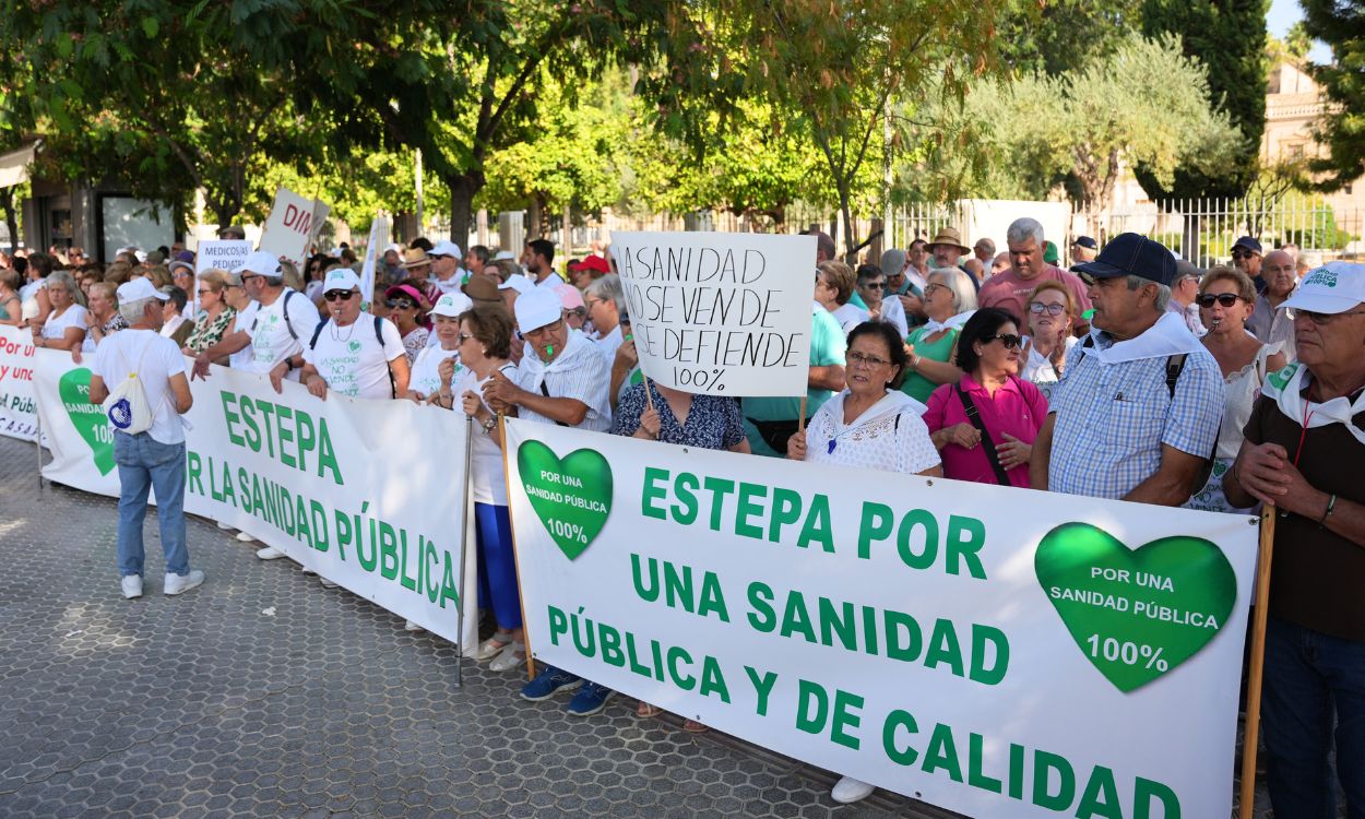 Concentración de Marea Blanca en protesta por la situación sanitaria en la Sierra Sur de Sevilla ante el Parlamento andaluz. EP