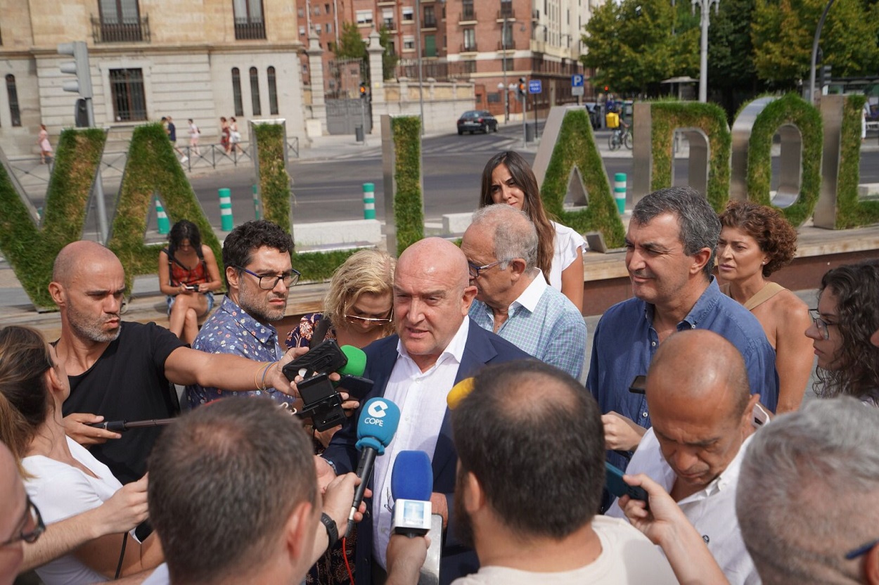 Esperando al “alcalde B” de Valladolid. F.V.