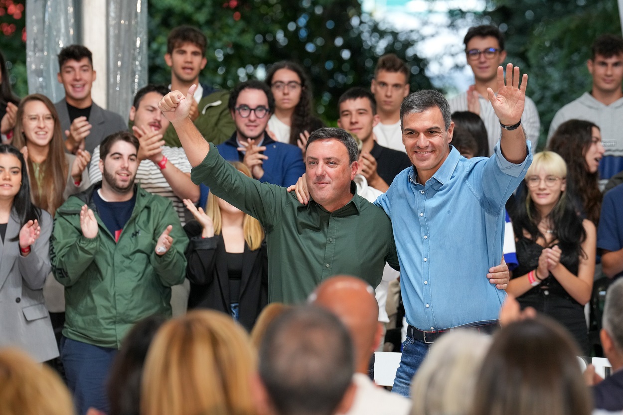 El presidente del Gobierno en funciones y secretario general del PSOE, Pedro Sánchez (d), y el secretario general del PSdeG-PSOE, Valentín Formoso (i), participan en la fiesta de la Rosa del Partido Socialista de Galicia. EP.