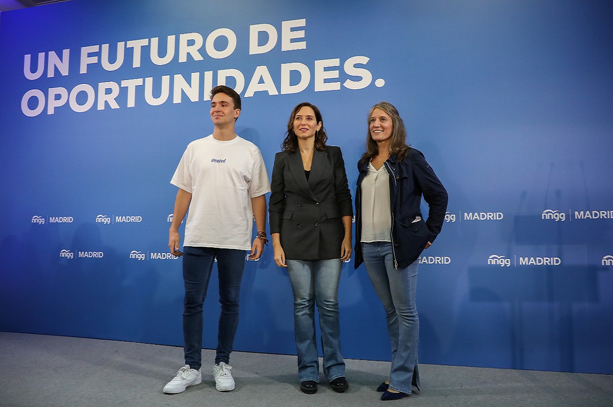 El presidente de Nuevas Generaciones del PP de Madrid, Ignacio Dancausa; la presidenta de la Comunidad de Madrid, Isabel Díaz Ayuso; y la alcaldesa de San Lorenzo del Escorial, Carlota López