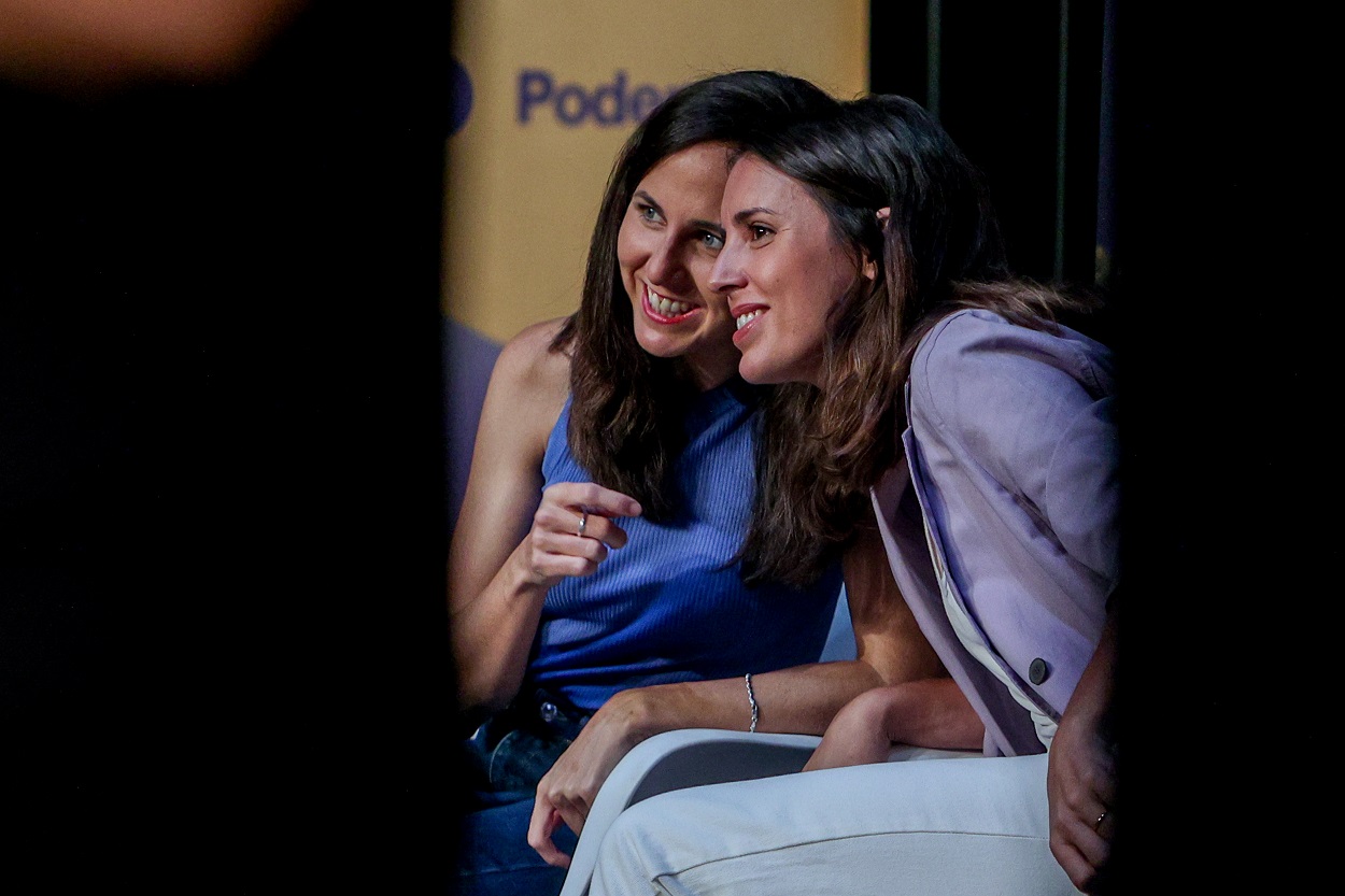 La secretaria general de Podemos y ministra de Derechos Sociales y Agenda 2030 en funciones, Ione Belarra, y la ministra de Igualdad en funciones, Irene Montero. Ricardo Rubio / Europa Press