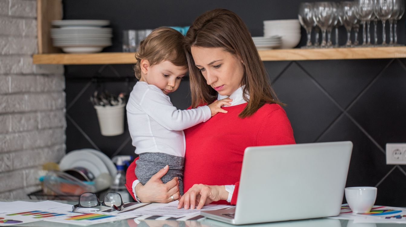 Las ayudas que pueden pedir las madres solteras trabajadoras en 2024