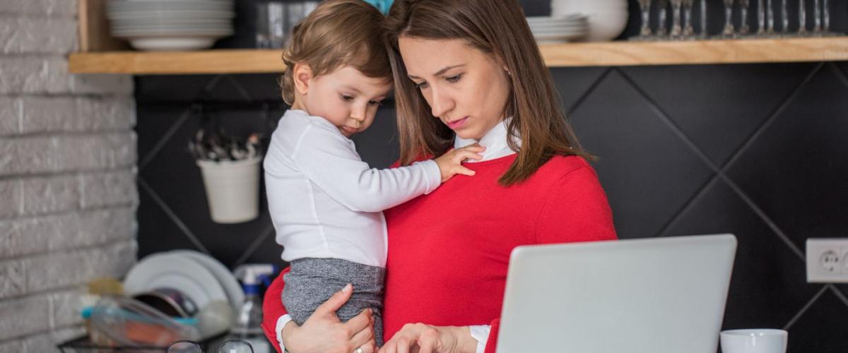 Las ayudas que pueden pedir las madres solteras trabajadoras en 2024