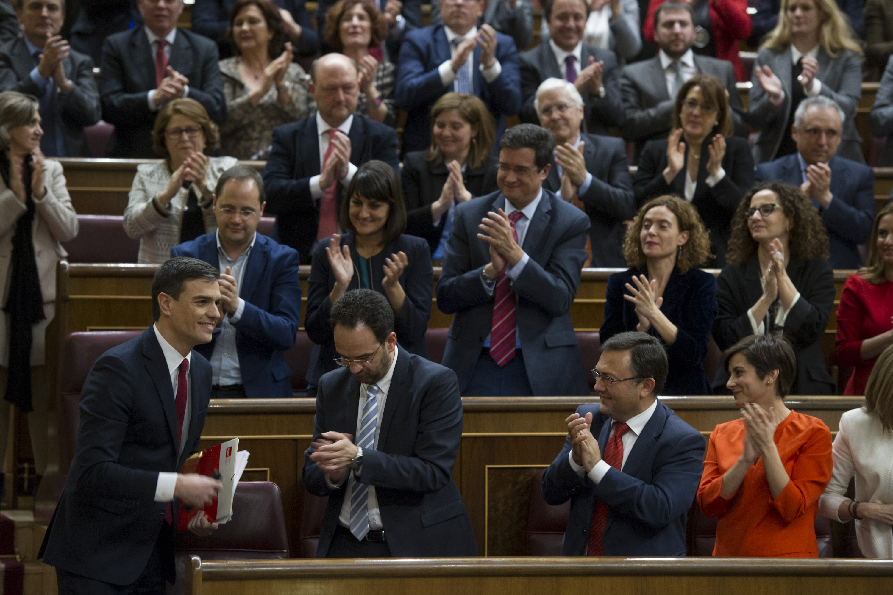 Momento en que Pedro Sánchez recibe el aplauso del lado socialista en el Congreso, tras acabar su intervención el miércoles. 