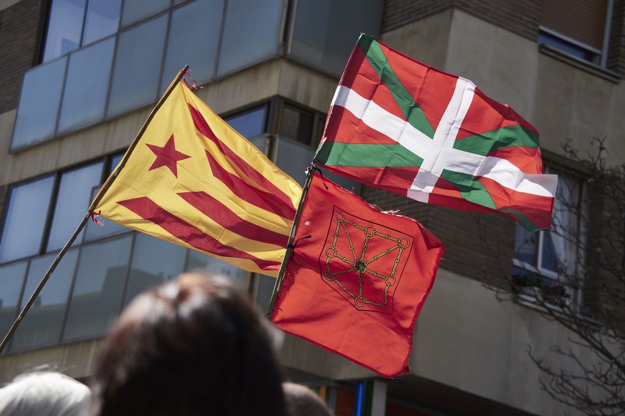 La estelada, la ikurriña y la bandera de Navarra, juntas en Pamplona. EP