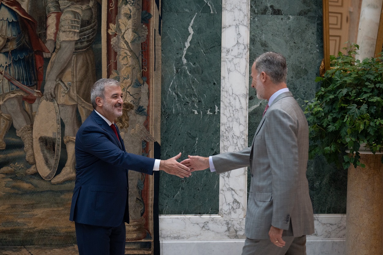 El alcalde de Barcelona, Jaume Collboni (i) es recibido por el Rey Felipe VI (d), en el Palacio Albéniz, a 18 de septiembre de 2023, en Barcelona.  David Zorrakino / Europa Press