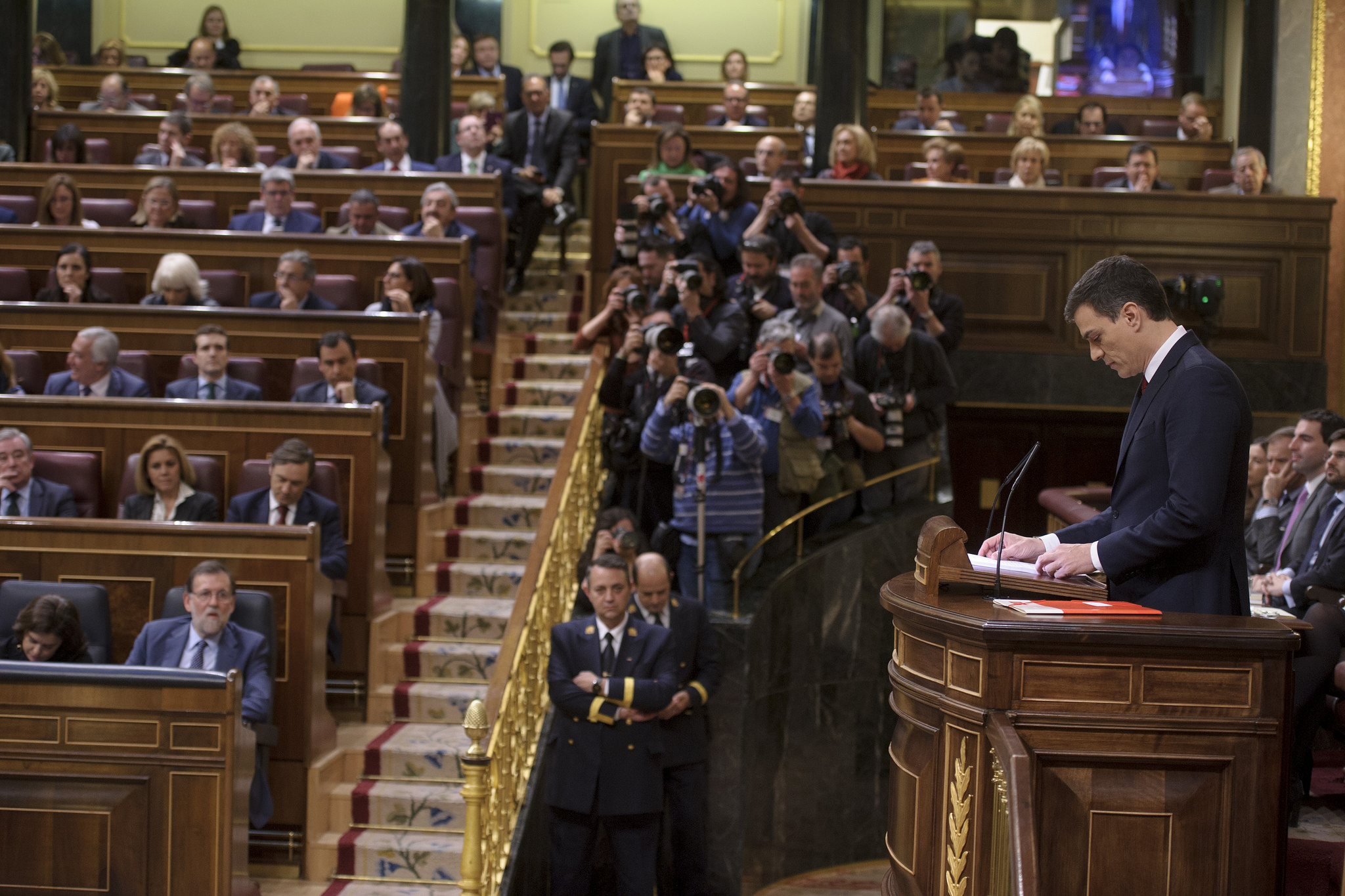 Pedro Sánchez pronuncia su discurso. Al fondo, la bancada del Partido Popular.