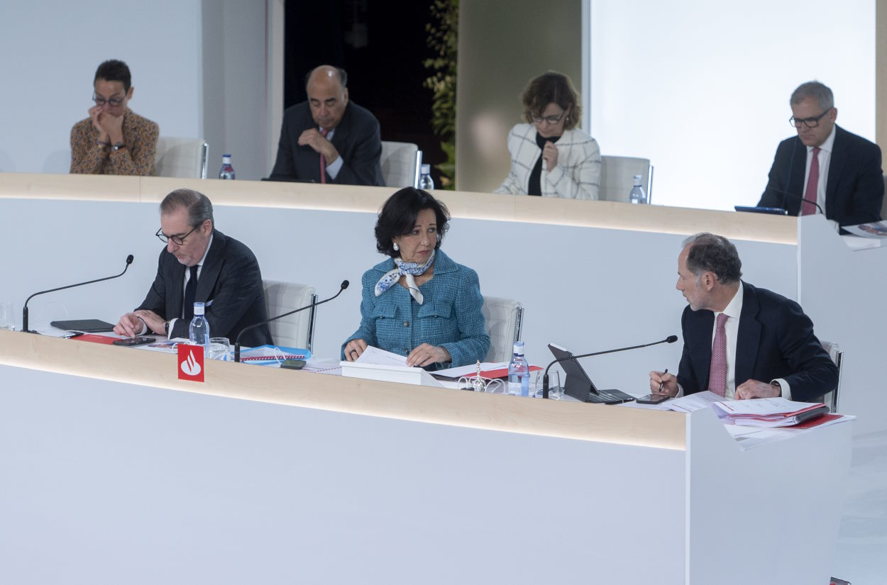 El CEO de Banco Santander, Héctor Grisi, la presidenta de Banco Santander, Ana Botín, y el secretario general y del consejo, Jaime Pérez, en la última junta de accionistas. EP