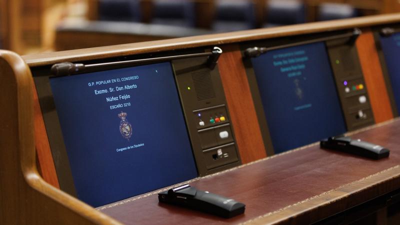 Los pinganillos de los diputados antes de iniciar una sesión plenaria en la se aprueba el uso de las lenguas cooficiales en el Congreso de los Diputados. EP.
