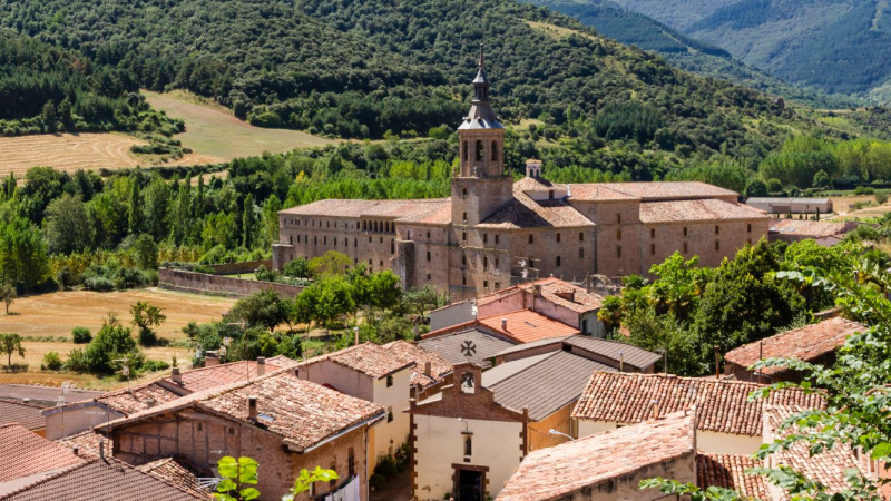 Vista panorámica de San Millán de la Cogolla y el Monasterio de Yuso, cuna del castellano