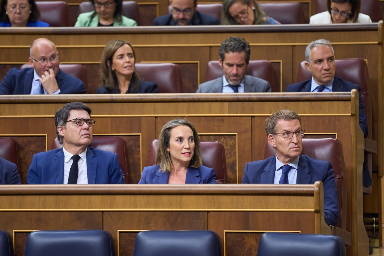 Los diputados del PP en su escaño. Diego Puerta.