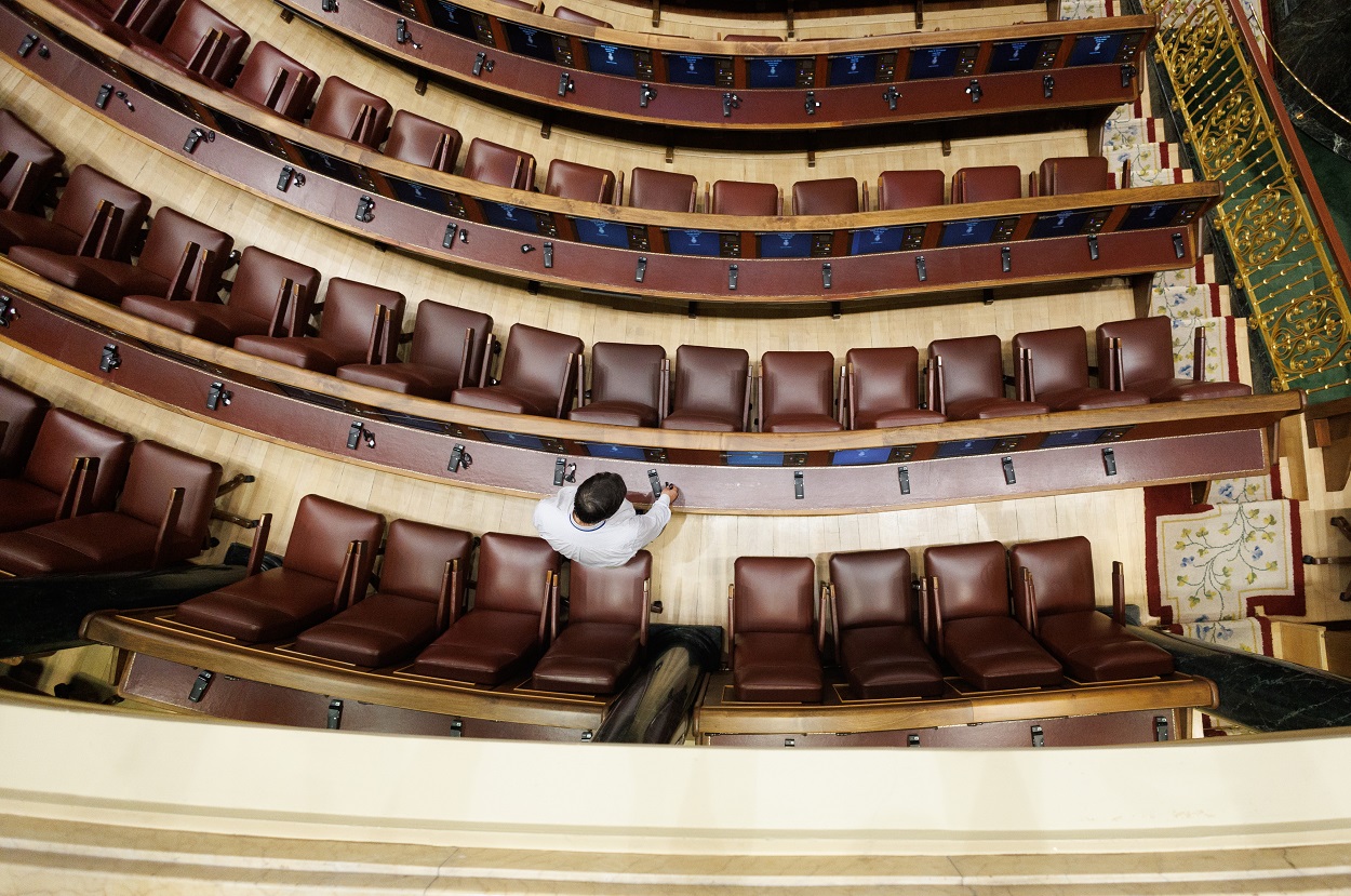 Puesta a punto del Congreso de los Diputados con los dispositivos de traducción sobre cada uno de los escaños. EP