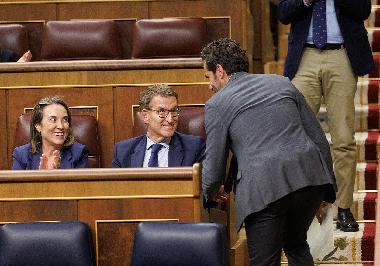 De izquierda a derecha Cuca Gamarra, Alberto Núñez Feijóo y Borja Sémper. EP