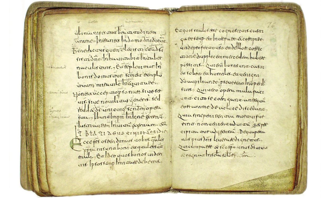Una página de las Glosas Emilianenses desarrolladas por San Millán en el Monasterio de Suso. Real Academia de Historia