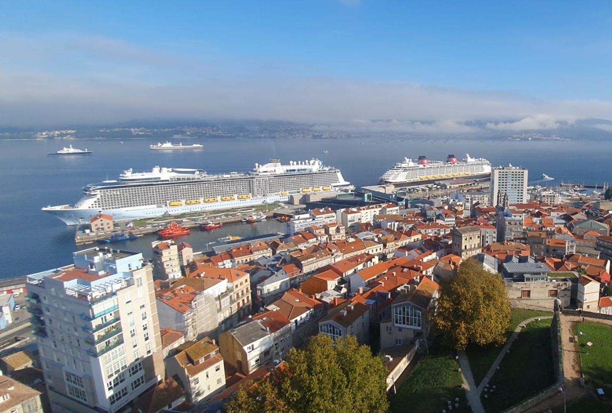 Imagen de ayer de varios cruceros atracados en el puerto de Vigo (Foto: Europa Press).