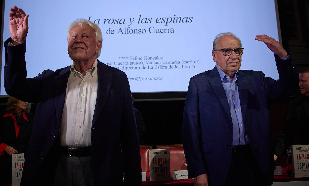 Felipe González y Alfonso Guerra en el Ateneo de Madrid. EP