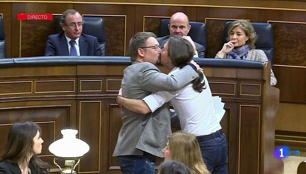 El beso entre Xavier Domenech y Pablo Iglesias.