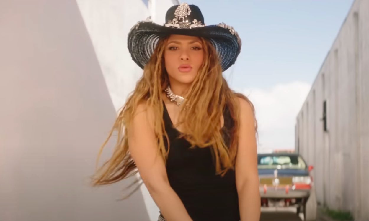 Así es 'El Jefe', la nueva canción de Shakira plagada de ataques a Piqué y su ex suegro. YouTube