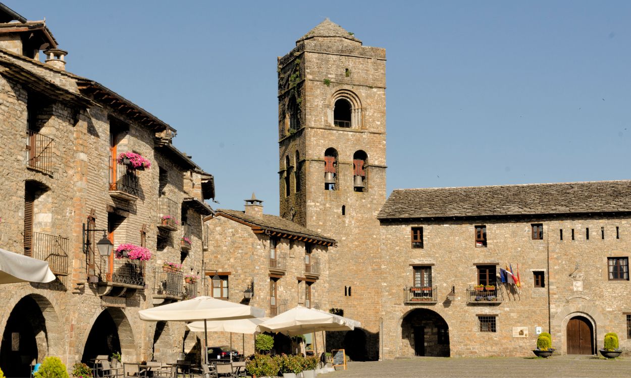 Plaza de Aínsa, uno de los pueblos más bonitos de España, ubicado en Huesca. Canva