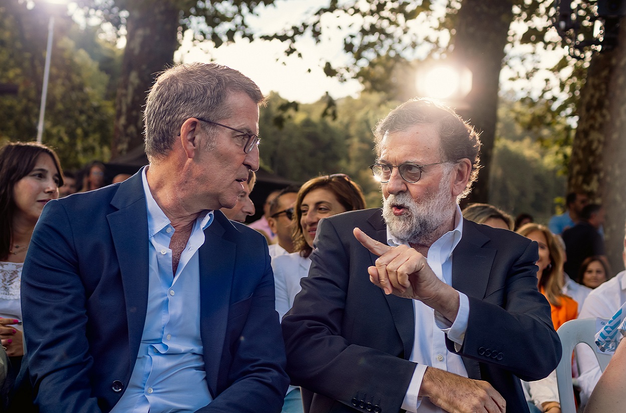 Alberto Núñez Feijóo (i) y Mariano Rajoy (d)