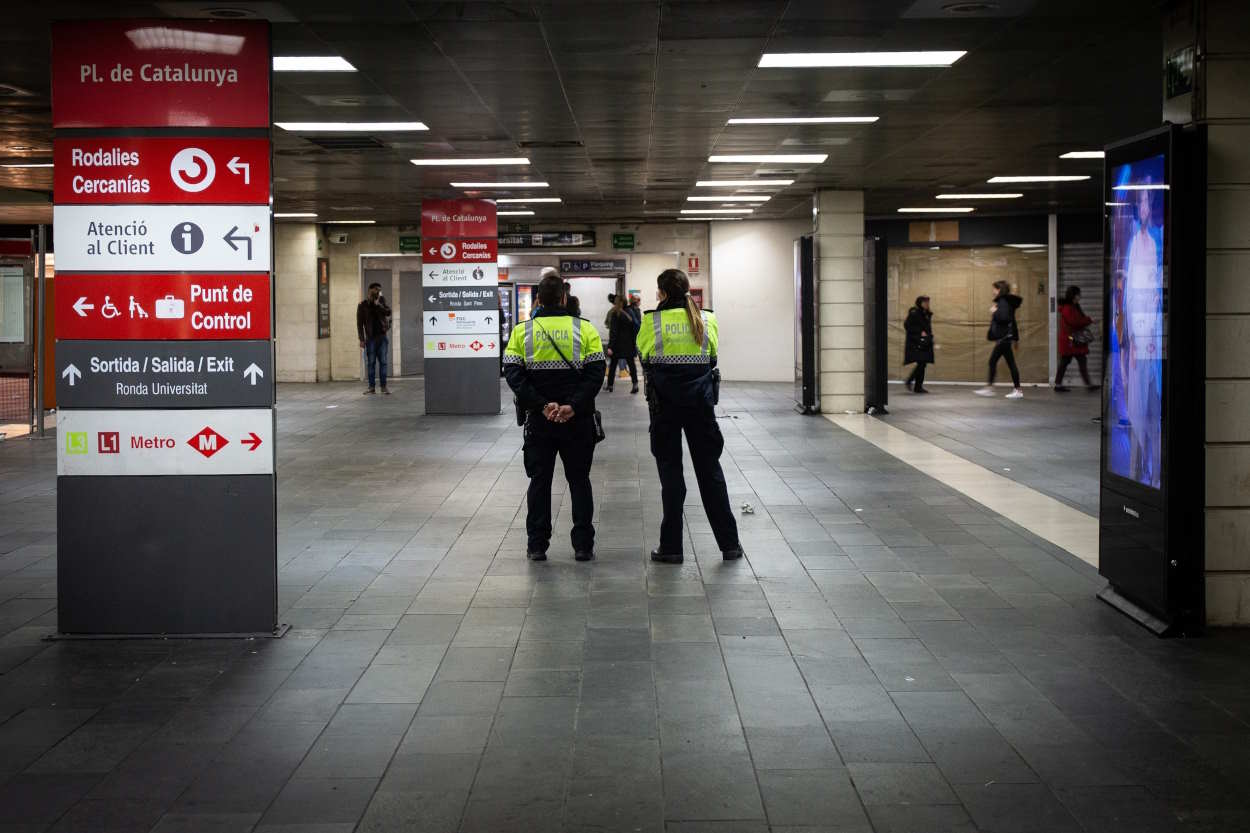 Dos agentes de la Guardia Urbana en la estación de Plaza de Catalunya en Barcelona