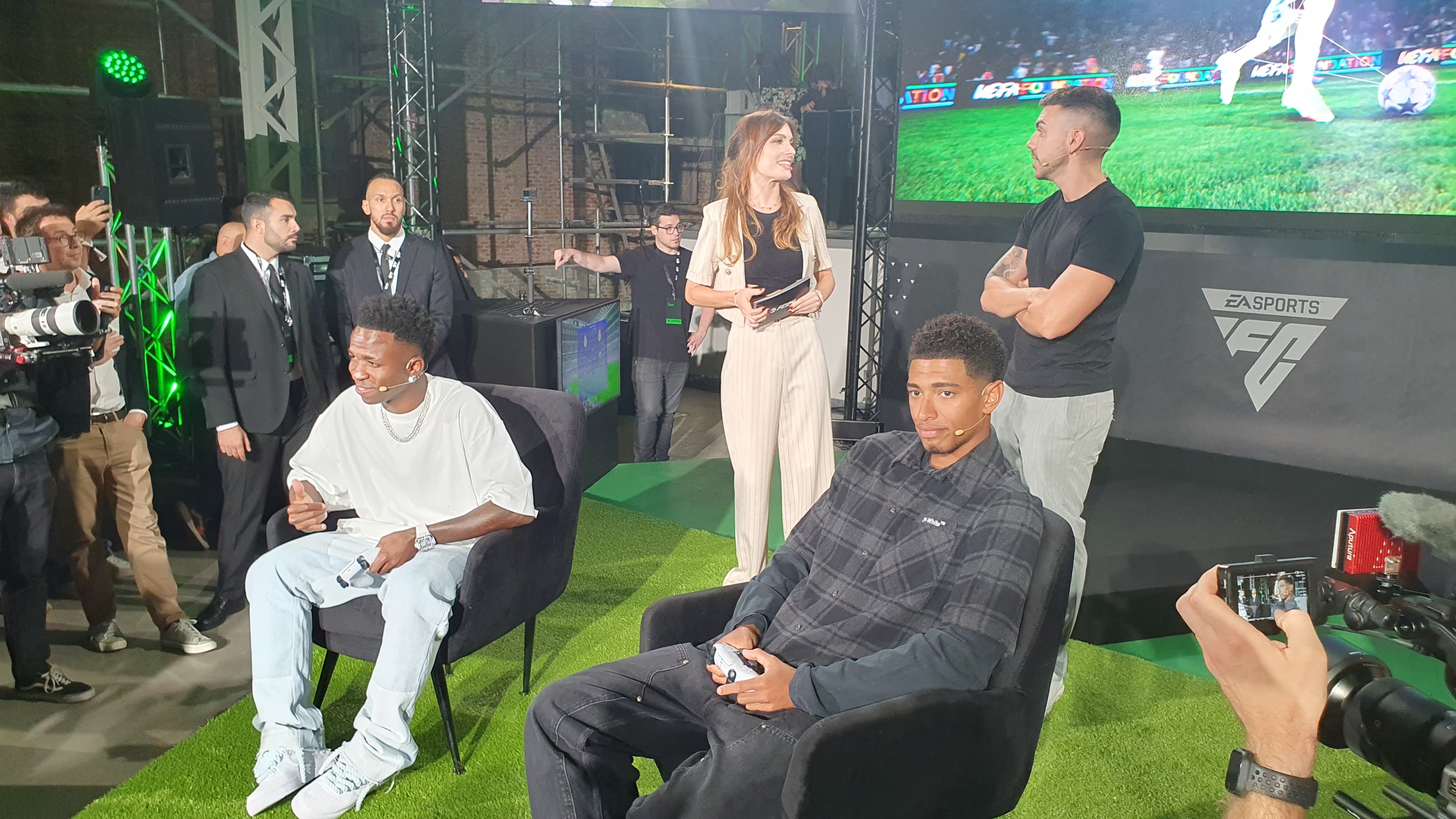 Cristinini, DjMaRiiO, Vinicius Jr. y Jude Bellingham en la presentación de Madrid de EA FC 24