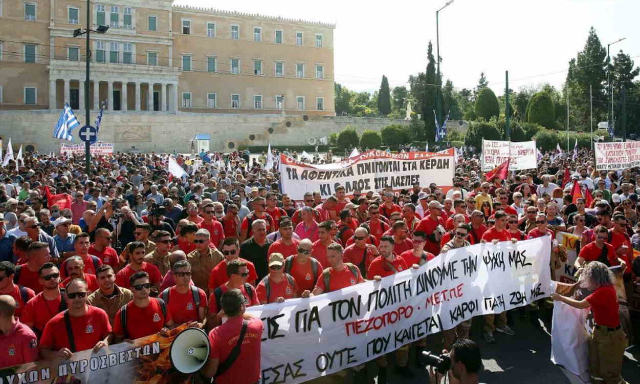 El pueblo griego toma las calles para protestar contra la nueva reforma laboral.