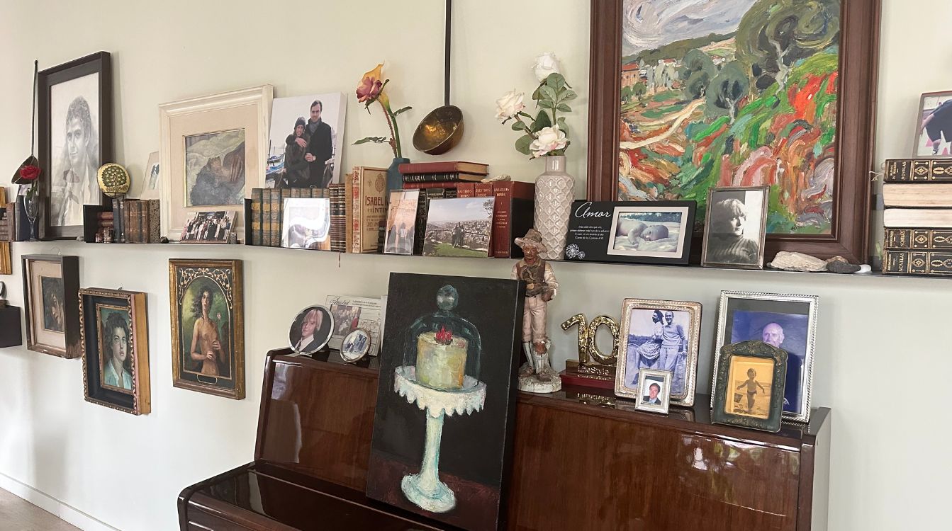 La casa de Pilar Eyre es una casa muy vivida, llena de recuerdos personales y cuadros pintados por su padre, Vicente Eyre