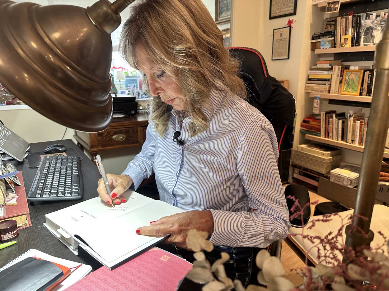 Pilar Eyre nos dedica su último libro, 'De amor y de guerra', sentada en el despacho de su casa, rodeada de libros y recuerdos personales