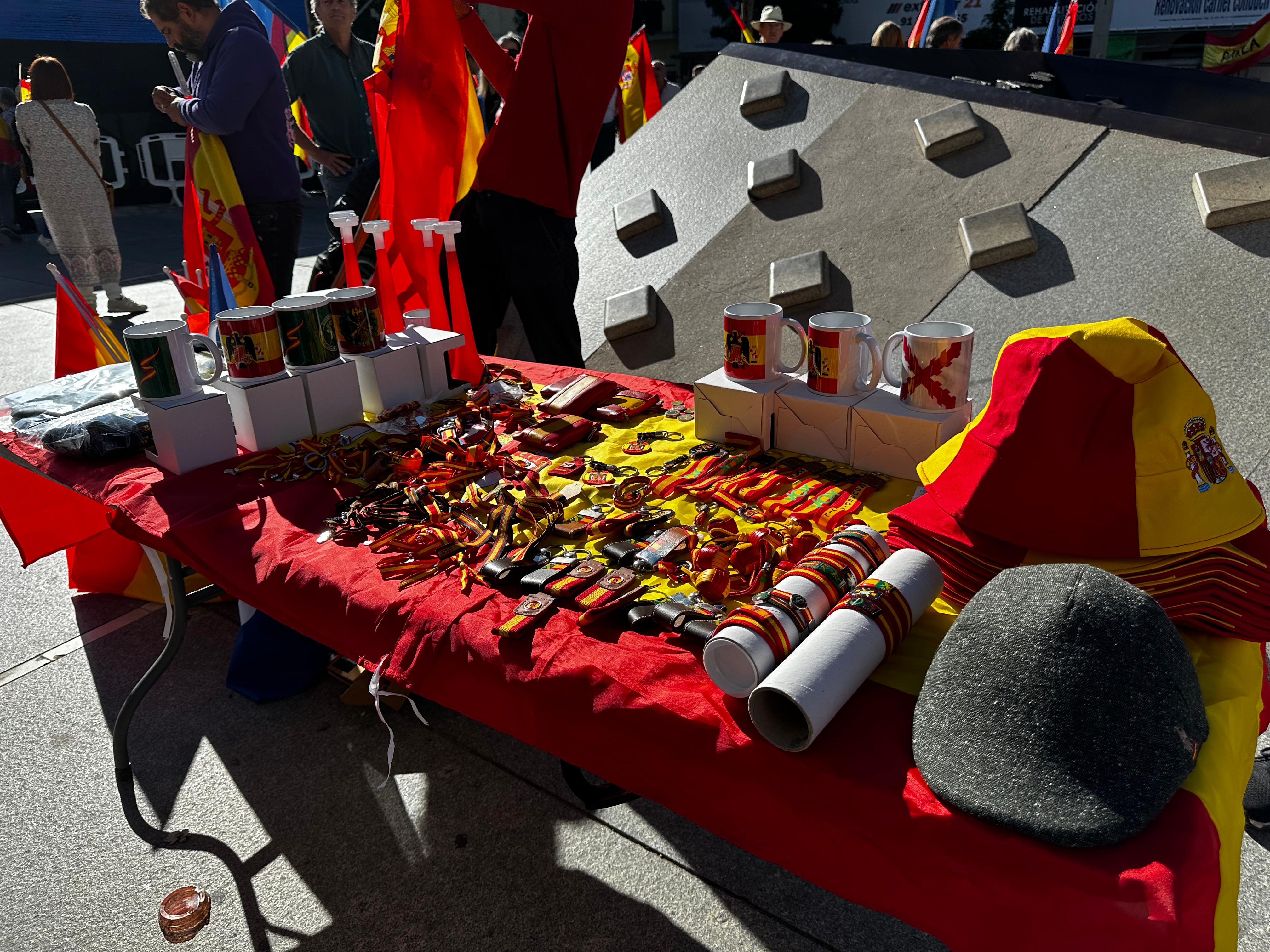 Productos de simbología franquista en el evento del PP en Madrid. ElPlural.com.