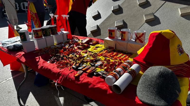 Productos de simbología franquista en el evento del PP en Madrid. ElPlural.com.
