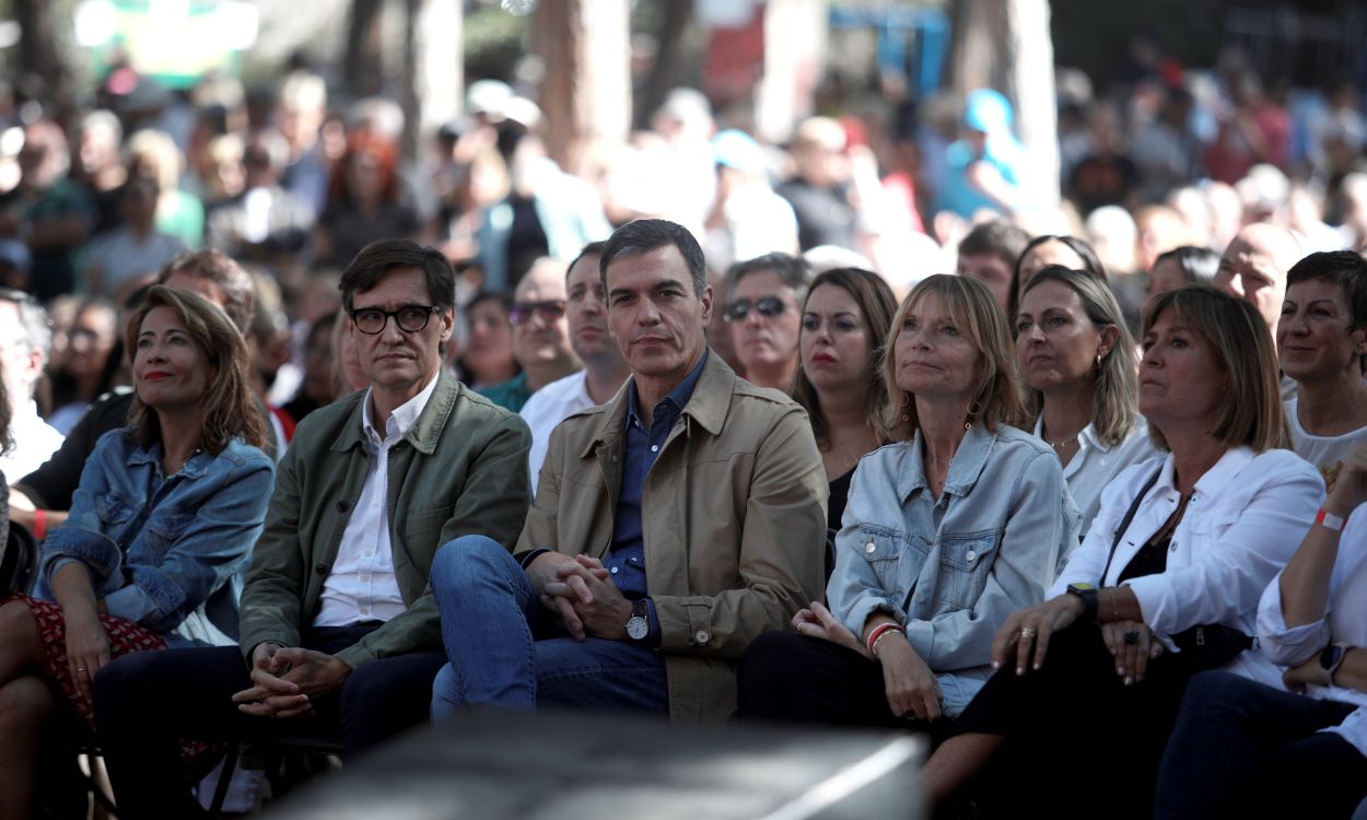 La ministra de Transportes, Movilidad y Agenda Urbana, Raquel Sánchez (1i); el líder del PSC, Salvador Illa (2i); el presidente del Gobierno en funciones, Pedro Sánchez (c), y la presidenta de la 