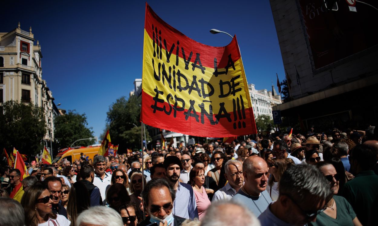 Una bandera de España, habitualmente usada por la extrema derecha, durante la manifestación organizada por el PP, en la plaza de Felipe II, a 24 de septiembre de 2023, en Madrid (España)