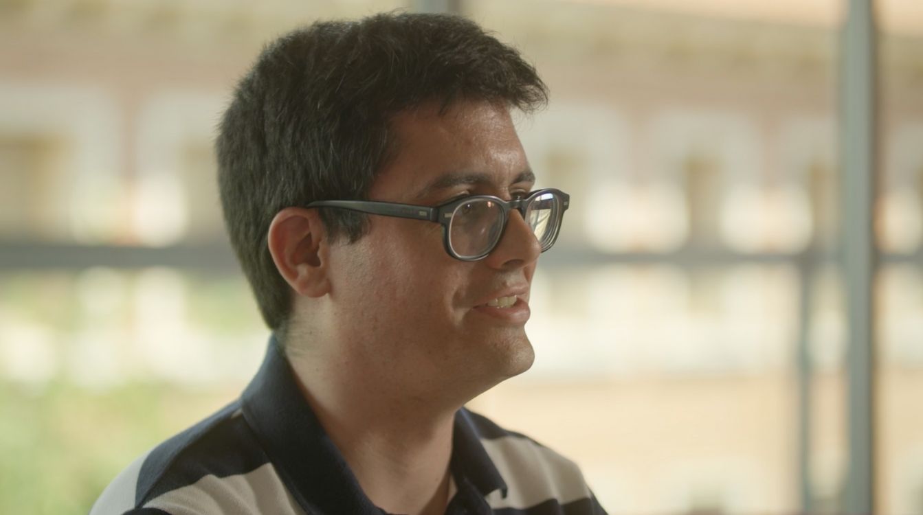 Jaume es una de las personas con trastorno del espectro autista (TEA) que se ha integrado como consultor en el area de calidad y control de servicio IT de CaixaBank