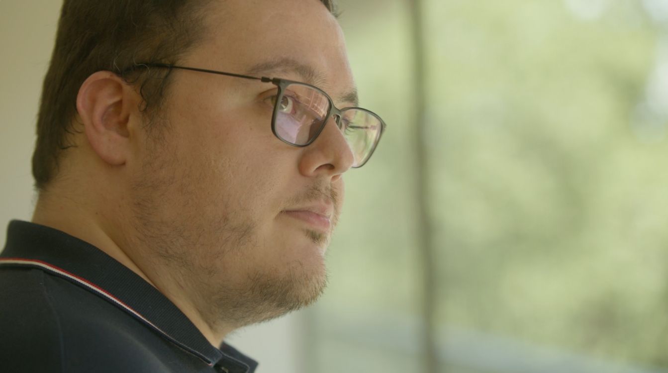 Carlos es una de las personas con trastorno del espectro autista (TEA) que se ha integrado como consultor en el area de calidad y control de servicio IT de CaixaBank