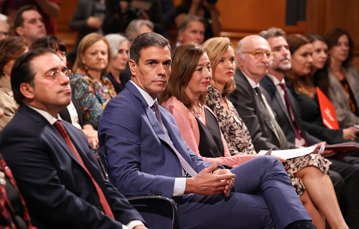 Pedro Sánchez, acompañado de varios ministros, durante el acto celebrado en el Instituto Cervantes. EP