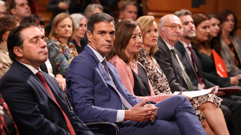 Pedro Sánchez, acompañado de varios ministros, durante el acto celebrado en el Instituto Cervantes. EP