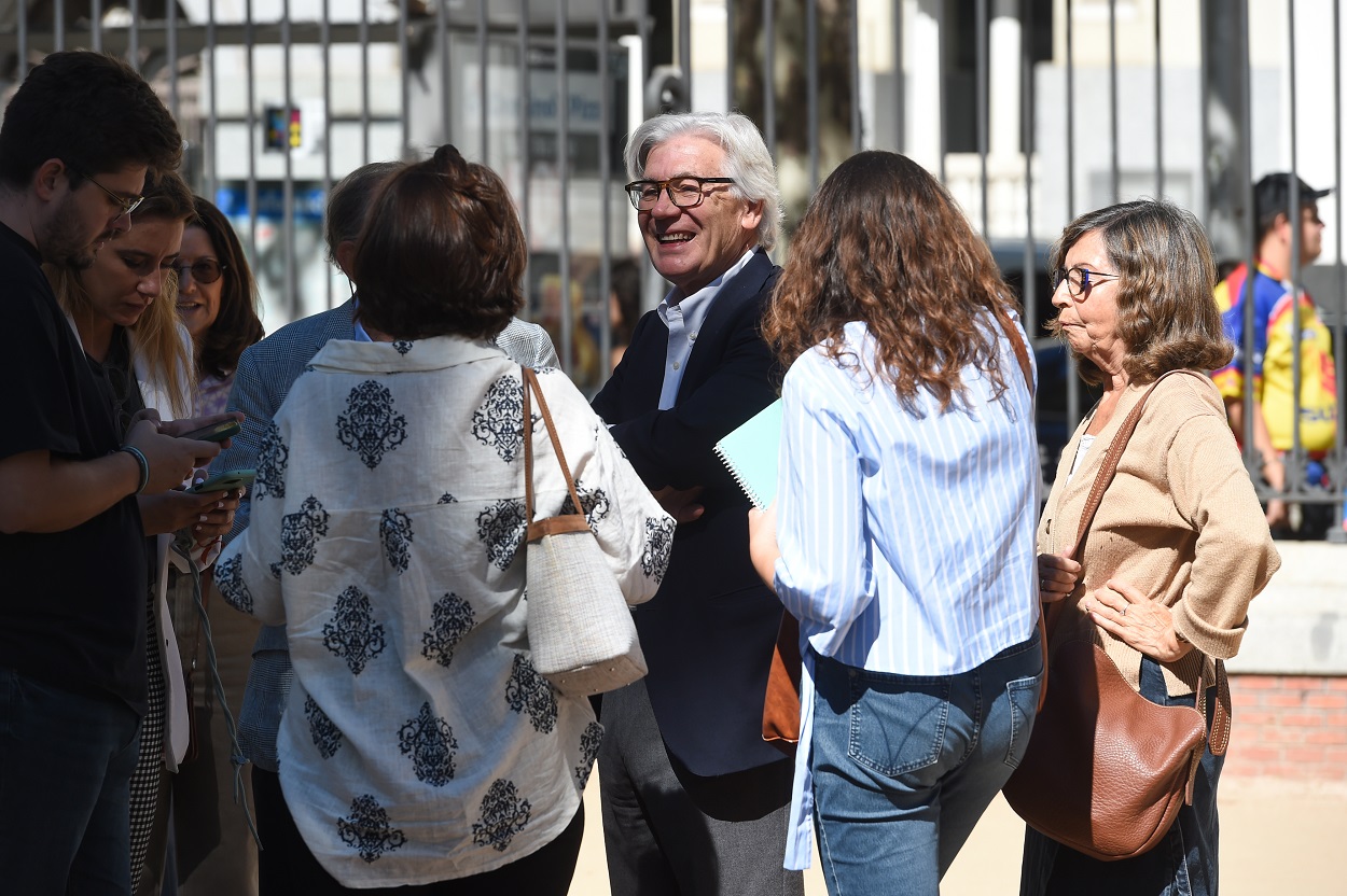 El presidente de 'La Tercera España', Iñaki Ezkerra (c), tras constituir ante notario la asociación de ‘La Tercera España’, a 25 de septiembre de 2023. Gustavo Valiente / Europa Press.