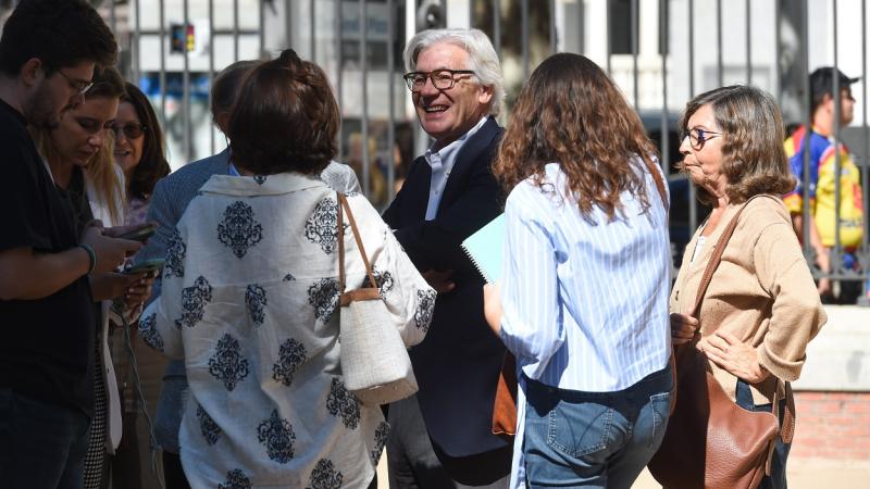 El presidente de 'La Tercera España', Iñaki Ezkerra (c), tras constituir ante notario la asociación de ‘La Tercera España’, a 25 de septiembre de 2023. Gustavo Valiente / Europa Press.