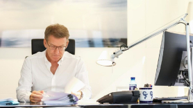 El líder del PP, Alberto Núñez Feijóo, en su despacho de Génova preparando su discurso de investidura. EP