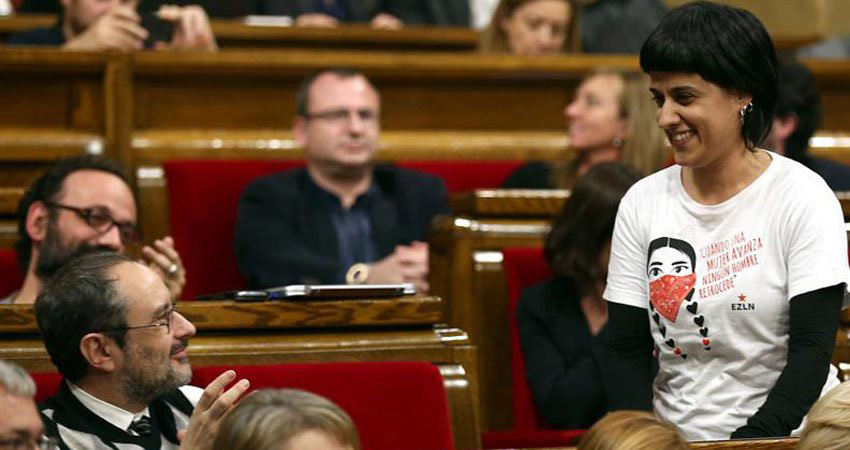 Anna Gabriel, aplaudida por Antonio Baños en la investidura de Carles Puigdemont (EFE)