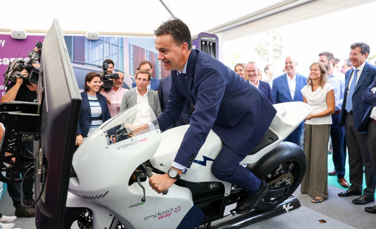 El ministro de Industria, Comercio y Turismo, Héctor Gómez, prueba una moto eléctrica durante la Feria del Vehículo Eléctrico de Madrid (VEM). EP