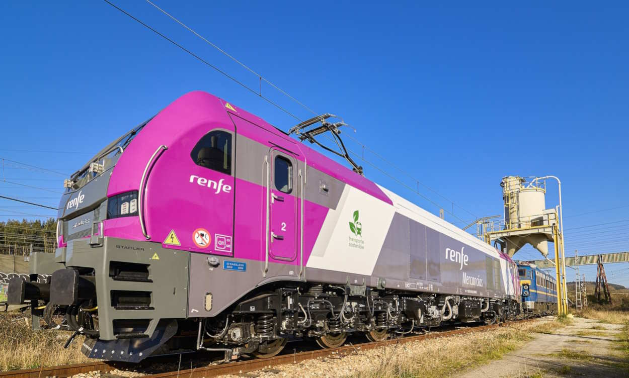 Una de las nuevas locomotoras puestas en marcha por Renfe Mercancías. EP