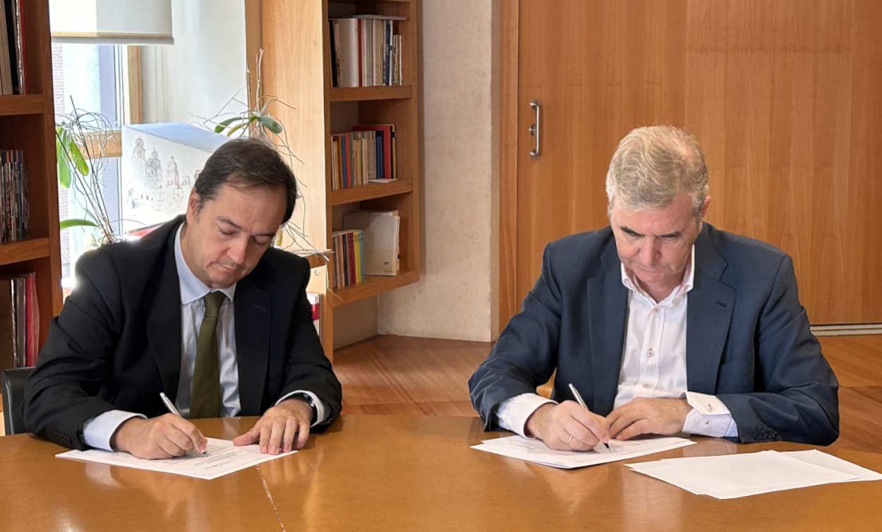 El delegado comercial de Iberdrola en Madrid, Antonio Armengot y el decano del COAM, Sigfrido Herráez, durante la firma del acuerdo
