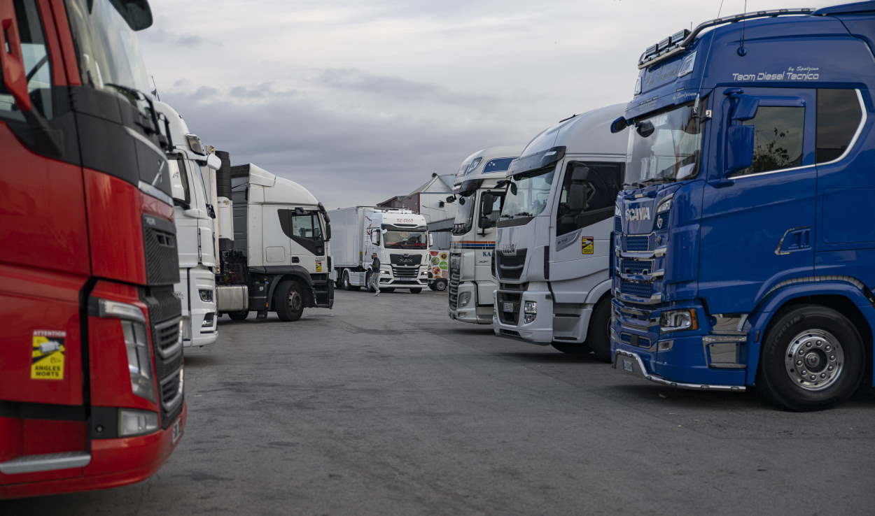 Los transportistas amenazan de nuevo al Gobierno y piden subir su bonificación para la gasolina. EP.