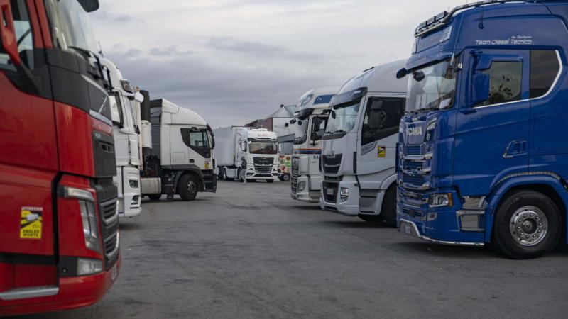Los transportistas amenazan de nuevo al Gobierno y piden subir su bonificación para la gasolina. EP.