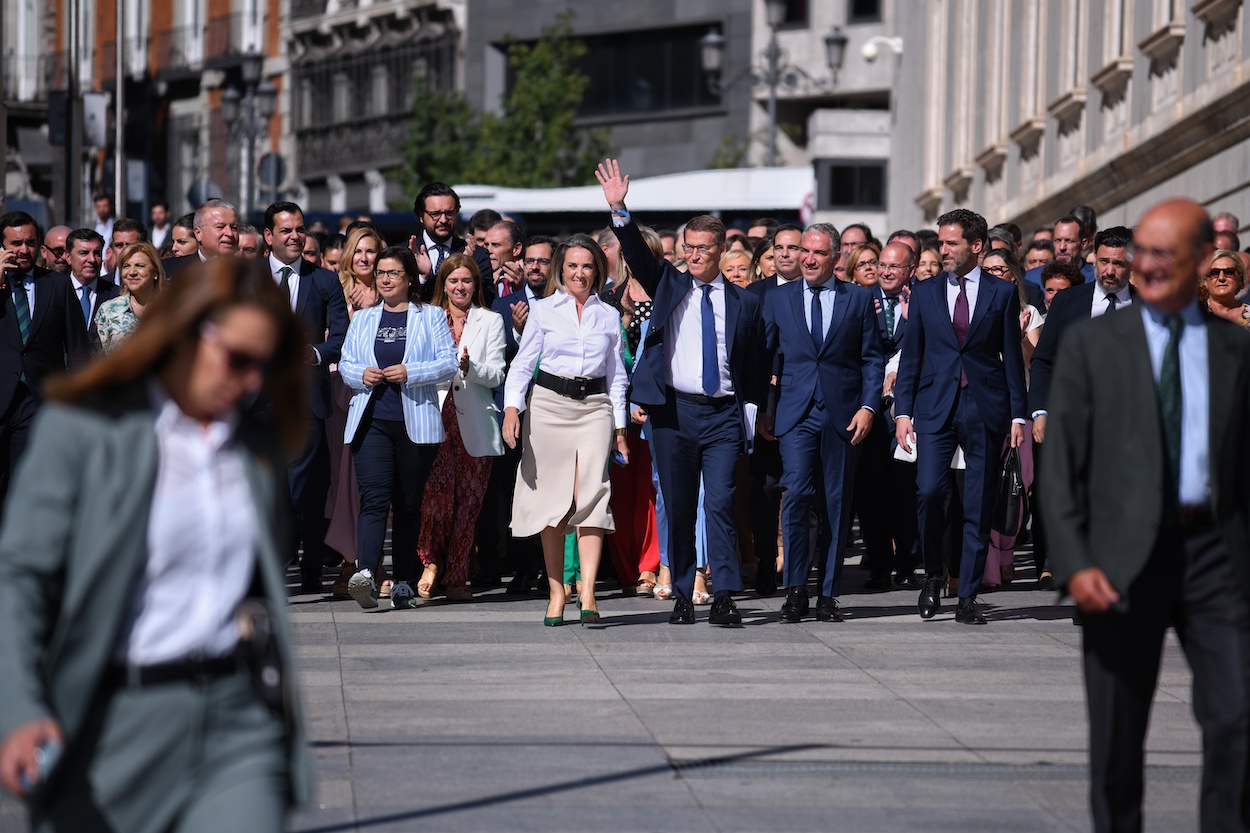 El líder del PP y candidato a la Presidencia del Gobierno, Alberto Núñez Feijóo (c), saluda a su llegada a la primera sesión del debate de investidura del líder del PP. EP