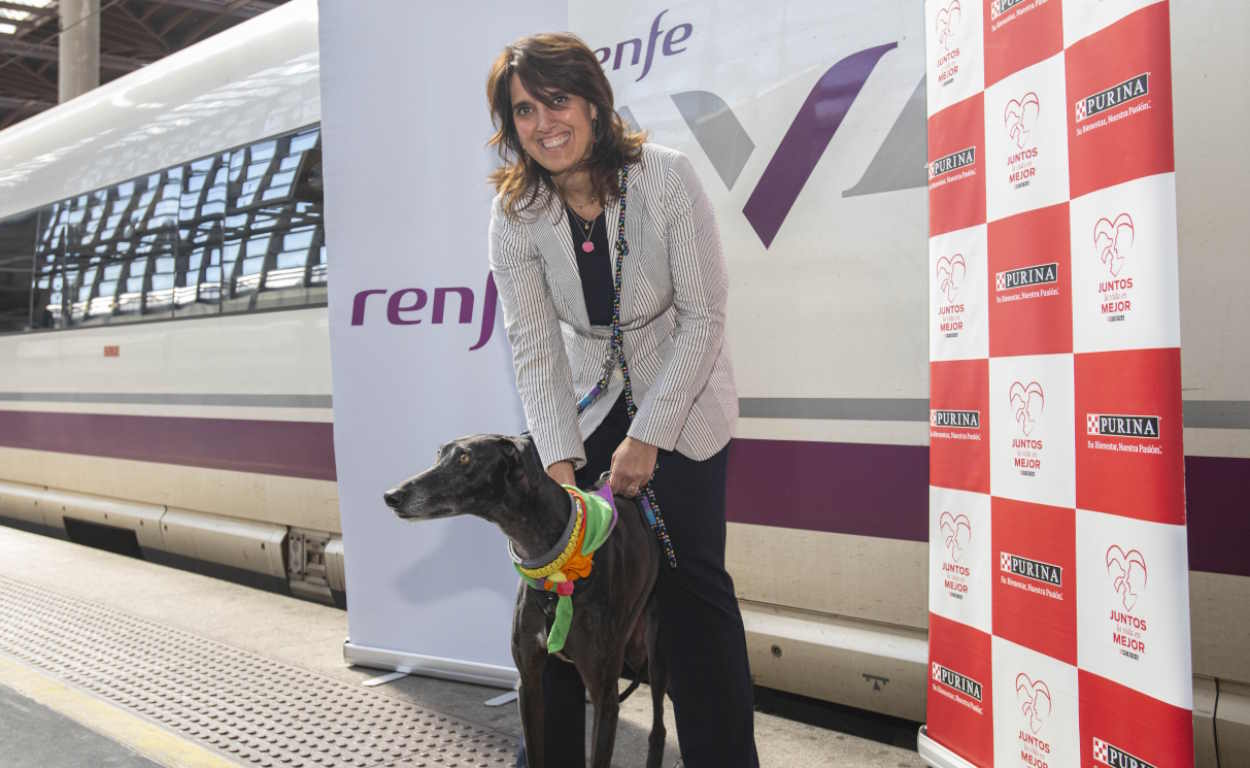 La directora general de Renfe Viajeros, Sonia Araujo, celebra el primer año de servicio de transporte de perros de hasta 40 kilos
